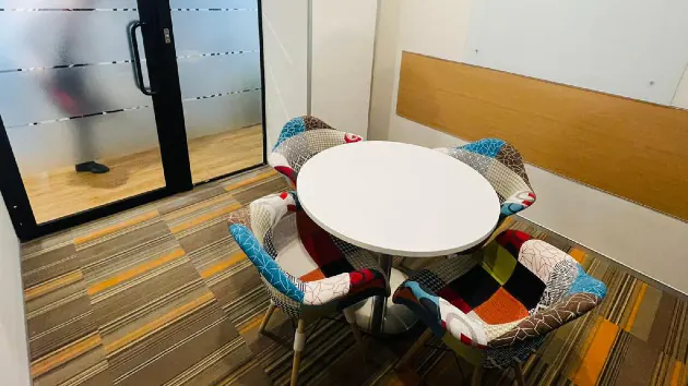 4 Seater Meeting Room