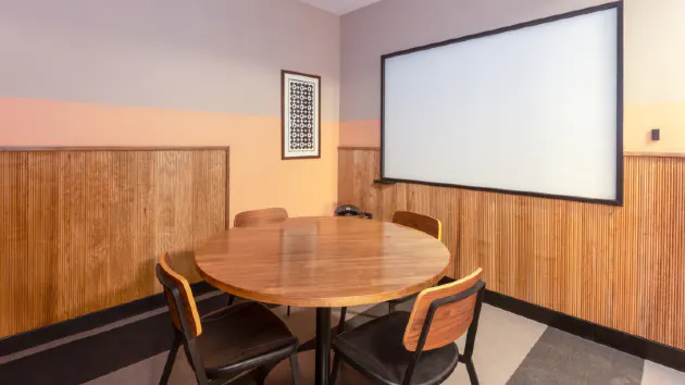 4 Seater Meeting Room
