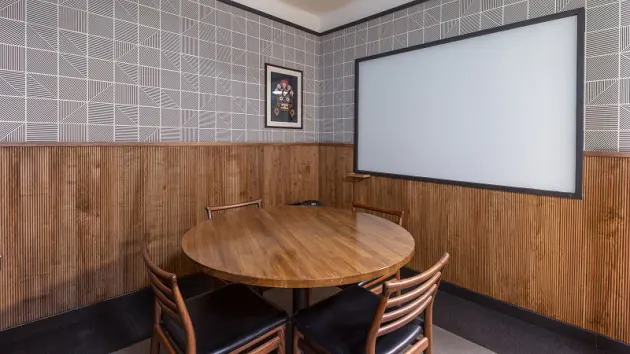 4 Seater Meeting Room
