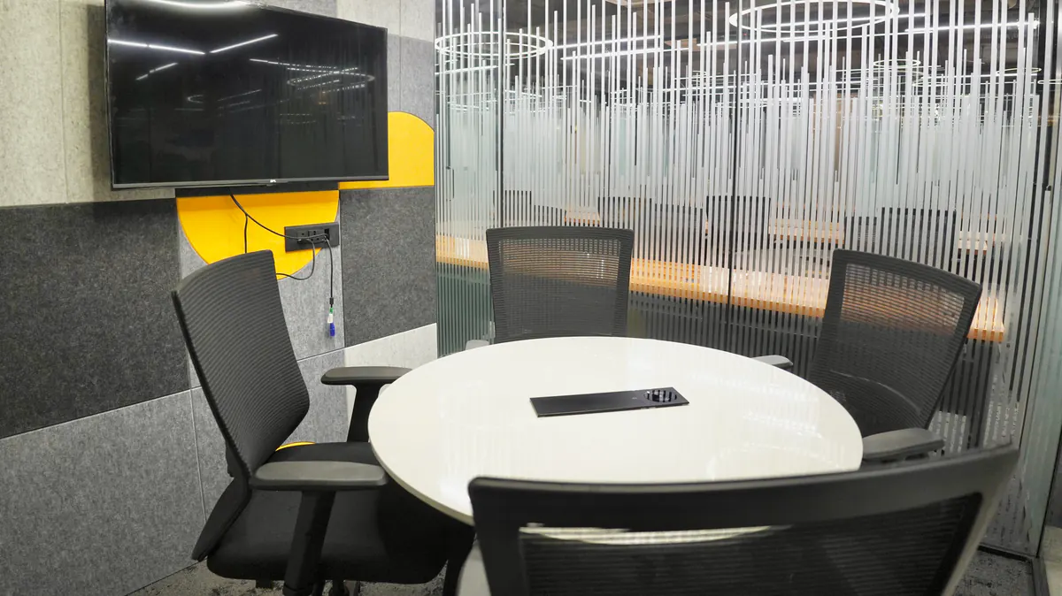 4 Seater Meeting Room 