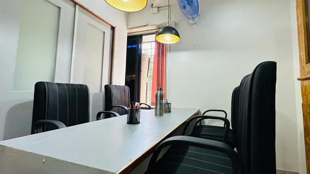 5 Seater Meeting Room in Shivajinagar - Qubix Coworking Space | GoSpace 6401