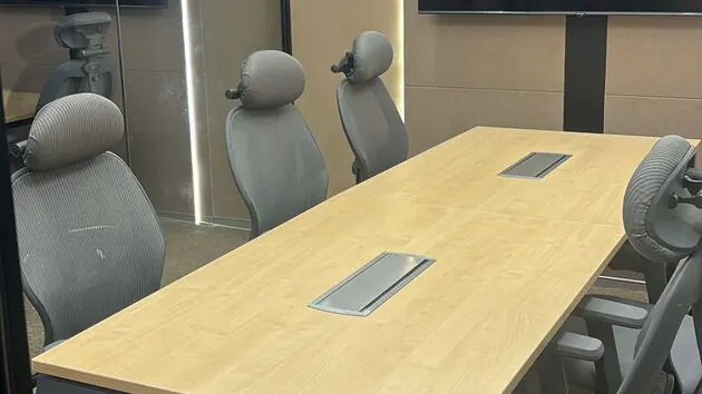 6 Seater Meeting Room