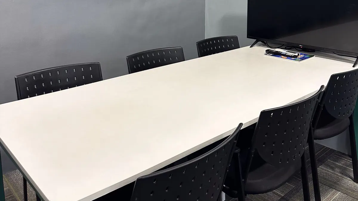 6 Seater Meeting Room in Deccan Gymkhana - CC & CO Coworking Space | GoSpace 6377