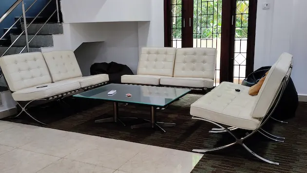 8 Seater Meeting Room