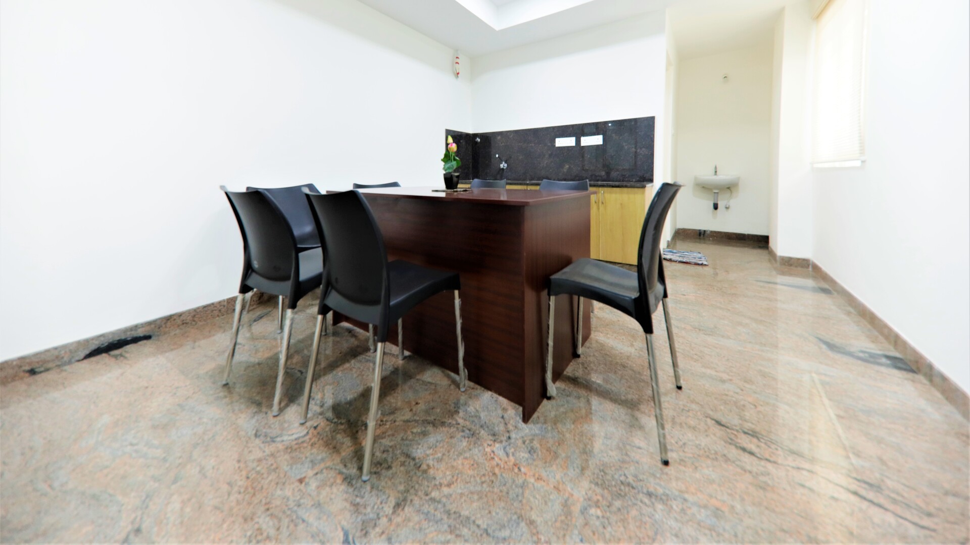 GoOffice 4013 5 Seater Private Cabin