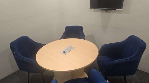 4 Seater Conference Room in Gomti Nagar - Incuspaze Eldeco Corporate | GoSpace 8748