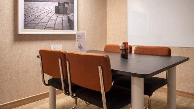 4 Seater Meeting Room