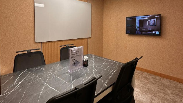 4 Seater Meeting Room