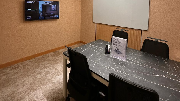 4 Seater Meeting Room 