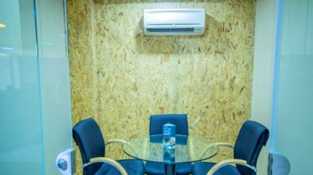 4 Seater Meeting Room