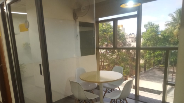 4 Seater Meeting Room 