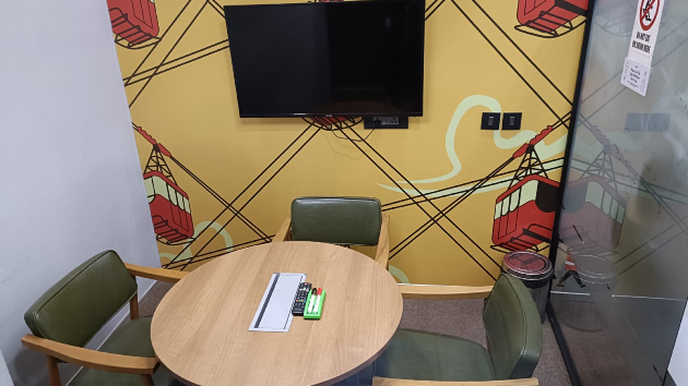 4 Seater Meeting Room