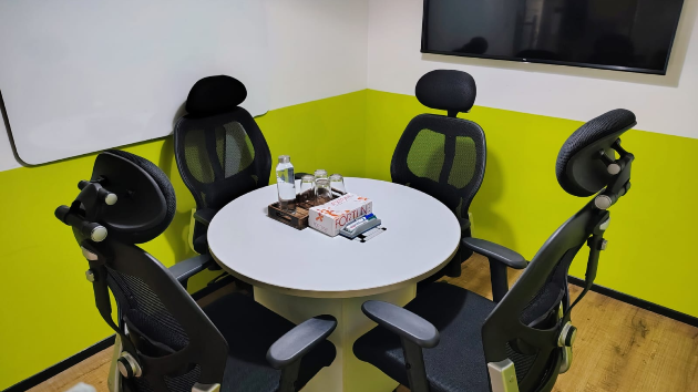 4 Seater Meeting Room
