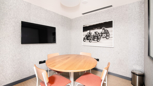 4 Seater Meeting Room