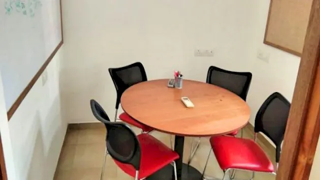 4 Seater Meeting Room in Navrangpura - Uncubate Coworking | GoSpace 4172