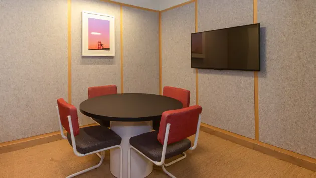 4 Seater Meeting Room