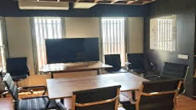 4 Seater Meeting Room in Navrangpura - Uncubate Coworking | GoSpace 4165