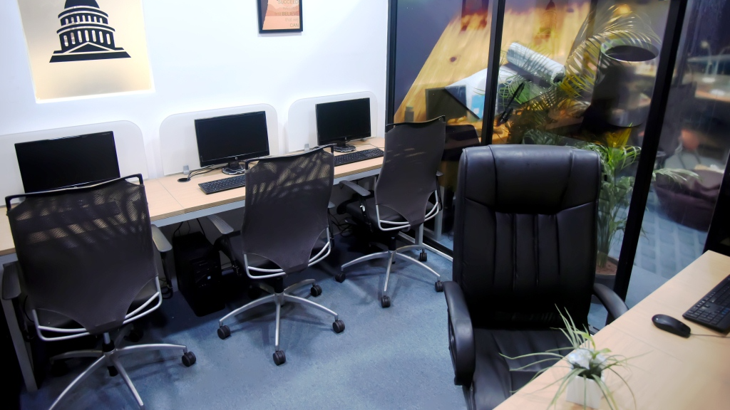 5 Seater Private Cabin 