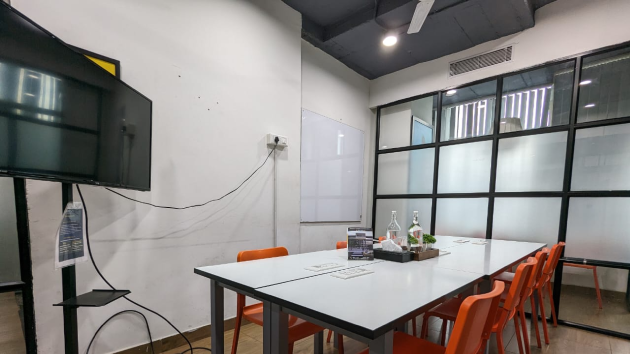 8 Seater Meeting Room