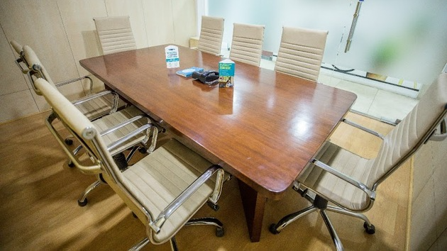 8 Seater Meeting Room