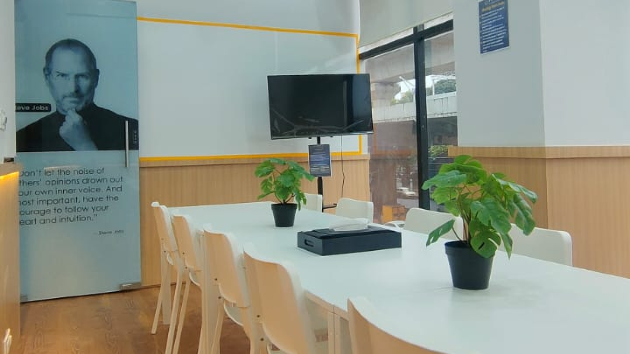 8 Seater Meeting Room