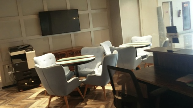 8 Seater Meeting Room