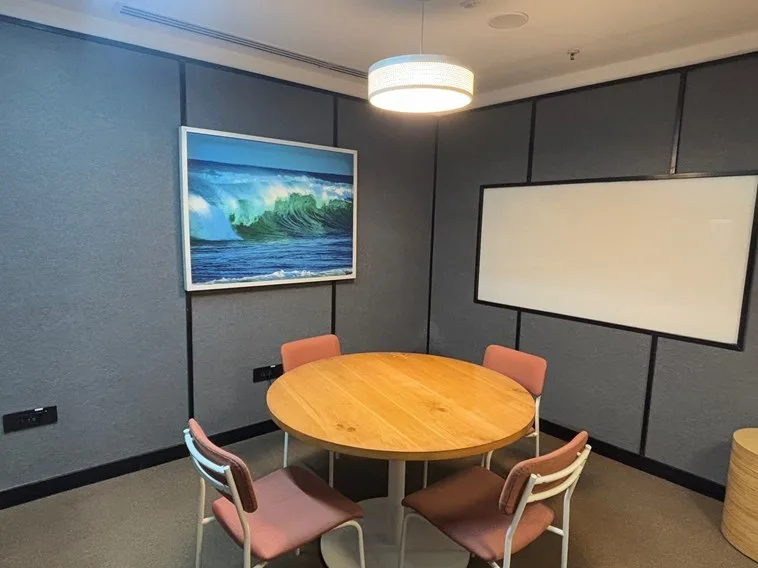 4 Seater Meeting Room