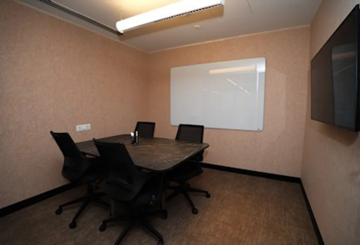 4 Seater Meeting Room